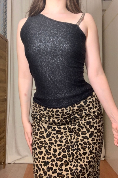 Μαύρη Ασύμμετρη Μπλούζα Με Χρυσές Παγιέτες στο τελείωμα και στις μανσέτες